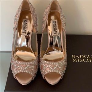 Badsley Mischka high heel pumps in size 6 blush satin - NIB